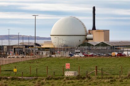 Schéma ou carte illustrant la surveillance mondiale des essais nucléaires, montrant les zones de détection sismique et les sites d’essais des grandes puissances.