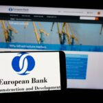 Illustration institutionnelle de la BERD, annonçant l’exclusion de Mirza Resić pour fraude dans plusieurs projets en Bosnie‑Herzégovine, Kosovo et Monténégro.