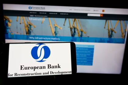 Illustration institutionnelle de la BERD, annonçant l’exclusion de Mirza Resić pour fraude dans plusieurs projets en Bosnie‑Herzégovine, Kosovo et Monténégro.