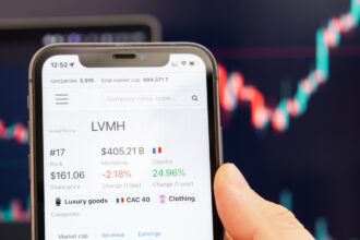 Graphique illustrant les résultats financiers 2025 de LVMH, incluant ventes, croissance organique et performance des différentes divisions.