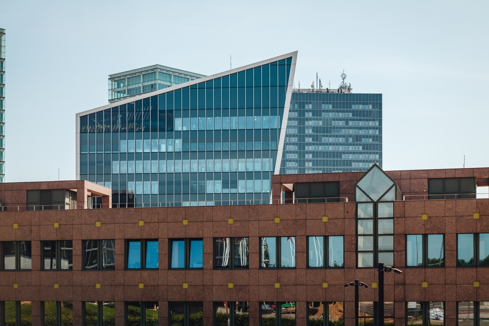 Illustration de la progression des actifs financiers au Luxembourg en 2025, incluant fonds, ETF, assurance et finance durable.