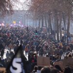 Analyse sociologique de la montée simultanée de l’ultra‑droite et de l’ultra‑gauche en France, révélatrice d’une société fragmentée en quête de repères.