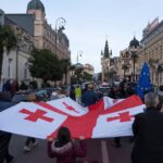 Illustration de femmes étrangères confrontées aux obstacles du renouvellement de carte de séjour en France, symbolisant la précarité administrative et sociale.