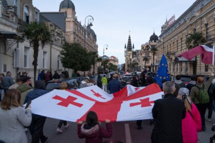 Illustration de femmes étrangères confrontées aux obstacles du renouvellement de carte de séjour en France, symbolisant la précarité administrative et sociale.