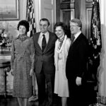 Illustration conceptuelle représentant les réseaux, penseurs et dynamiques idéologiques de la néoréaction américaine dans le paysage politique contemporain.