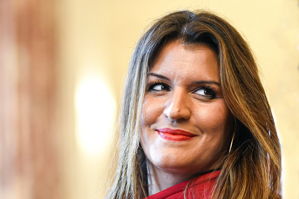 Marlène Schiappa et Rachida Dati lors d’un échange public, en décor parisien, illustrant leur rapprochement politique dans la campagne municipale de 2026.