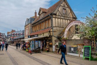 Illustration d’une procédure judiciaire visant la plateforme SHEIN après une décision de la Cour d’appel de Paris.