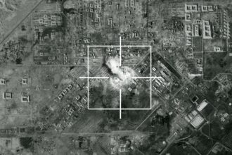 Carte géopolitique montrant la montée des arsenaux nucléaires en Chine, Russie et Corée du Nord, symbolisant la nouvelle prolifération mondiale.