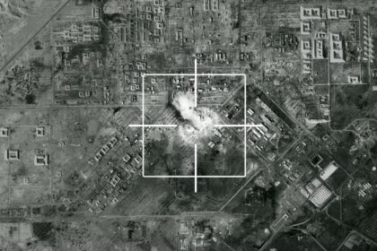 Carte géopolitique montrant la montée des arsenaux nucléaires en Chine, Russie et Corée du Nord, symbolisant la nouvelle prolifération mondiale.
