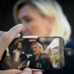 Une carte de France stylisée, traversée par une fissure lumineuse symbolisant la fracture démographique : zones rurales qui se vident, métropoles sous pression migratoire, et un bloc politique national en ascension. L’atmosphère est grave, presque crépusculaire, évoquant une mutation profonde du pays.