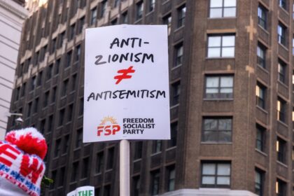 Analyse du brouillage entre antisémitisme et antisionisme, et de ses effets sur le débat public, les médias et la recomposition politique en France.