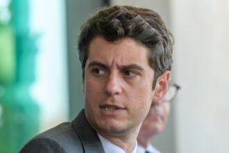 Illustration représentant le macronisme et la recomposition politique française autour du dépassement du clivage gauche‑droite.