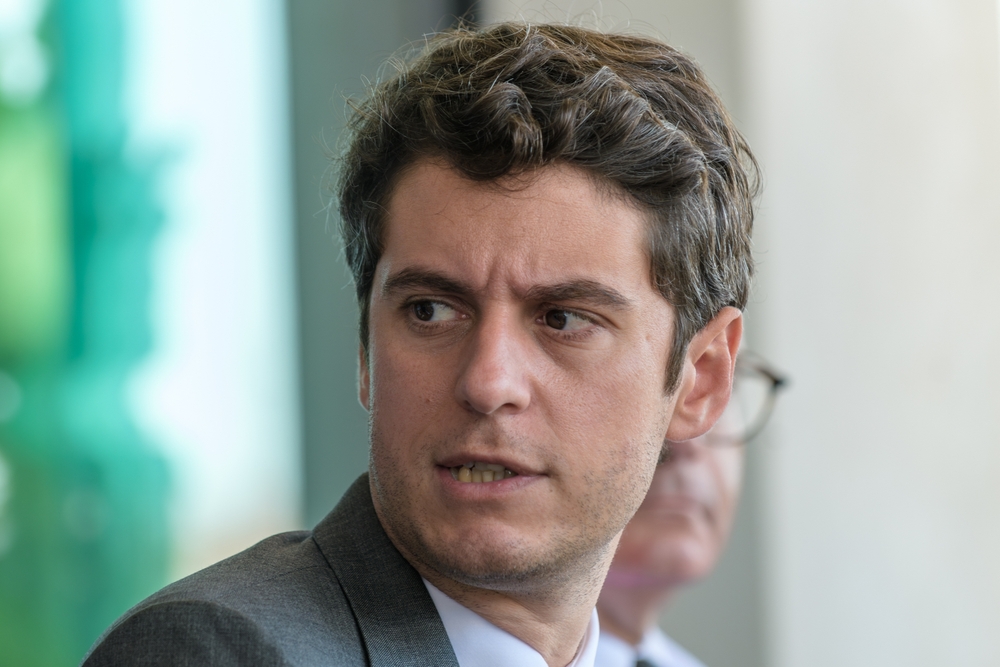 Illustration représentant le macronisme et la recomposition politique française autour du dépassement du clivage gauche‑droite.