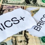 Carte géopolitique illustrant les États‑Unis face aux pays BRICS, incluant la Chine, la Russie, l’Iran et le Venezuela, symbolisant la recomposition de l’ordre mondial.