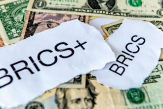 Carte géopolitique illustrant les États‑Unis face aux pays BRICS, incluant la Chine, la Russie, l’Iran et le Venezuela, symbolisant la recomposition de l’ordre mondial.