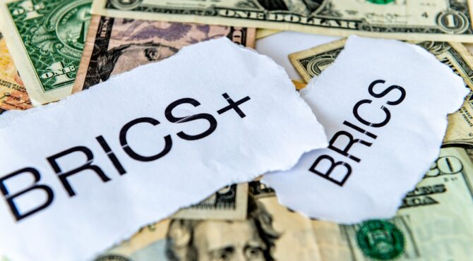 Carte géopolitique illustrant les États‑Unis face aux pays BRICS, incluant la Chine, la Russie, l’Iran et le Venezuela, symbolisant la recomposition de l’ordre mondial.