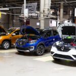 Vue de l’usine Renault de Cléon en Normandie, symbolisant les enjeux industriels et les inquiétudes syndicales liées à l’assemblage d’un moteur chinois.