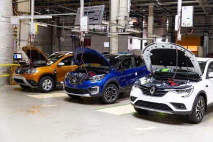 Vue de l’usine Renault de Cléon en Normandie, symbolisant les enjeux industriels et les inquiétudes syndicales liées à l’assemblage d’un moteur chinois.