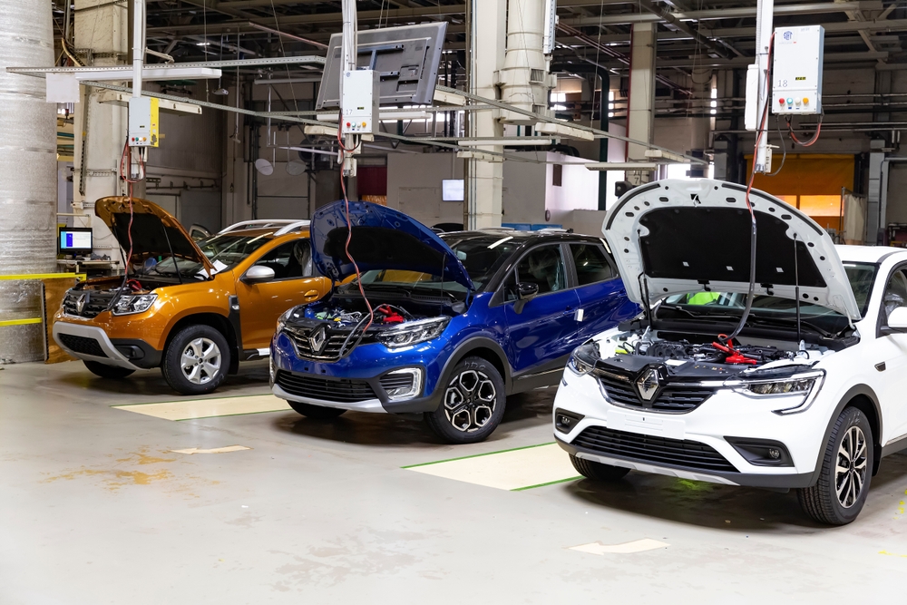 Vue de l’usine Renault de Cléon en Normandie, symbolisant les enjeux industriels et les inquiétudes syndicales liées à l’assemblage d’un moteur chinois.
