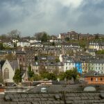 Vue de la crèche premium neuve de 539 m² à Blessington, Grand Dublin, illustrant un bâtiment moderne avec espace extérieur, stationnements et bornes de recharge électrique.