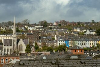 Vue de la crèche premium neuve de 539 m² à Blessington, Grand Dublin, illustrant un bâtiment moderne avec espace extérieur, stationnements et bornes de recharge électrique.