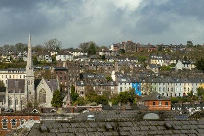 Vue de la crèche premium neuve de 539 m² à Blessington, Grand Dublin, illustrant un bâtiment moderne avec espace extérieur, stationnements et bornes de recharge électrique.
