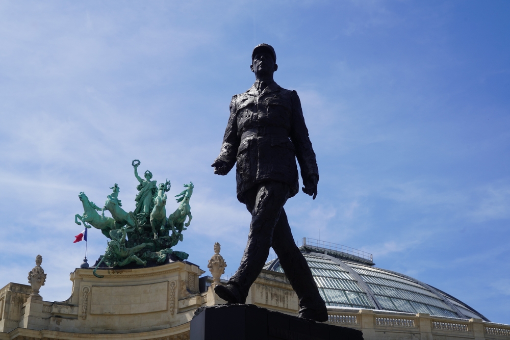 Illustration symbolique du débat sur l’union des droites en France : silhouettes politiques opposées, atmosphère de tension idéologique et paysage institutionnel fragmenté.