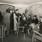 Illustration de la métamorphose sociale française, symbolisée par une chenille devenant papillon pour représenter la transition du monde d’avant vers la France d’après.