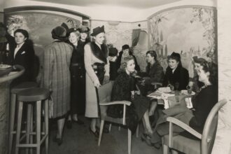 Illustration de la métamorphose sociale française, symbolisée par une chenille devenant papillon pour représenter la transition du monde d’avant vers la France d’après.