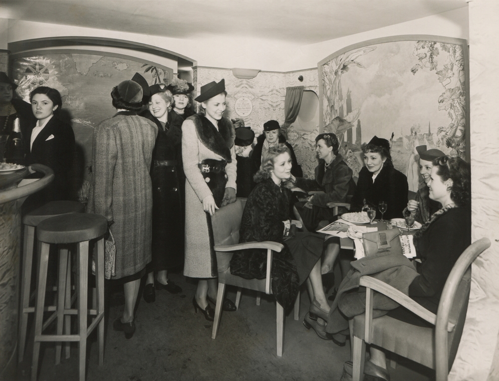 Illustration de la métamorphose sociale française, symbolisée par une chenille devenant papillon pour représenter la transition du monde d’avant vers la France d’après.