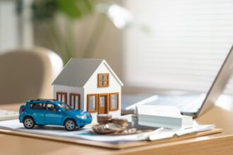 Un conseiller en gestion de patrimoine échange avec un couple autour de documents financiers, illustrant l’accompagnement stratégique et personnalisé.