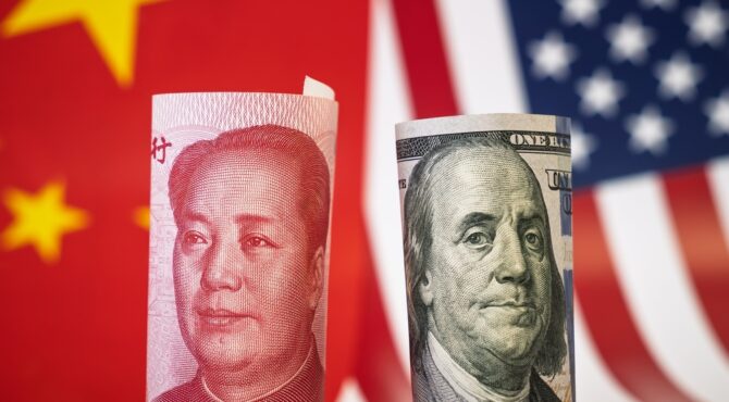 Analyse de la nouvelle guerre froide entre les États‑Unis et la Chine, marquée par la puissance du dollar et la stratégie économique souterraine de Pékin.