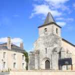 Église de village en France, partiellement en ruine, illustrant les enjeux de restauration et de reconversion du patrimoine religieux.