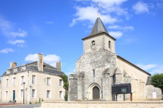Église de village en France, partiellement en ruine, illustrant les enjeux de restauration et de reconversion du patrimoine religieux.