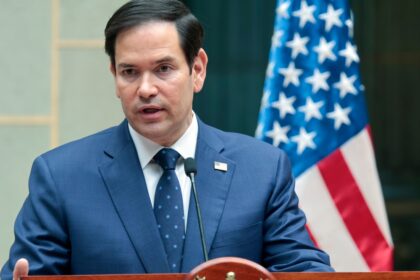 Marco Rubio lors d’une réunion diplomatique, représentant les États‑Unis au G7 pour aborder les enjeux de sécurité mondiale et les crises internationales.