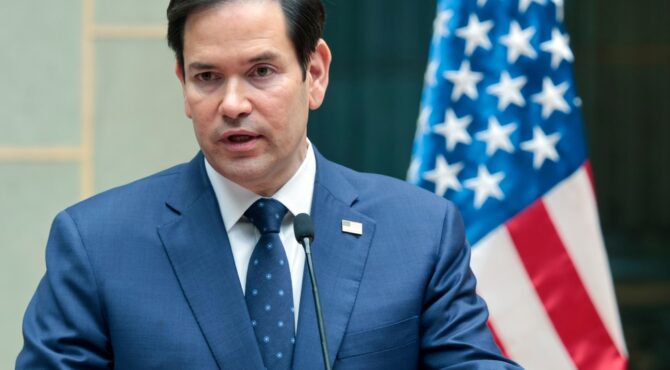 Marco Rubio lors d’une réunion diplomatique, représentant les États‑Unis au G7 pour aborder les enjeux de sécurité mondiale et les crises internationales.