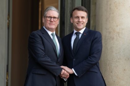 Photographie de dirigeants français et britanniques lors de l’annonce de la Déclaration de Northwood, symbolisant la coopération nucléaire et ses implications stratégiques.