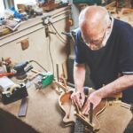 Professionnel senior travaillant en portage salarial, illustrant l’autonomie et la transition professionnelle après 50 ans.