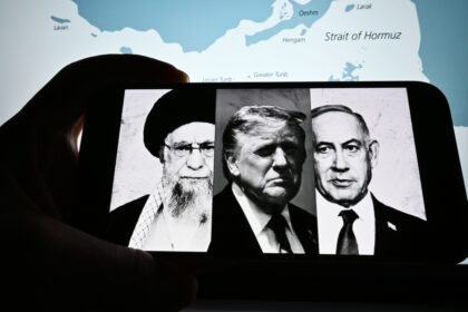 Illustration représentant les tensions géopolitiques entre Washington et Téhéran, symbolisant les 47 ans de résilience du régime iranien face aux pressions extérieures.