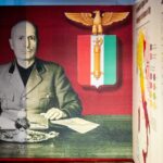 Foule en manifestation illustrant la montée du fascisme, la polarisation politique et la dérive autoritaire dans les démocraties contemporaines.