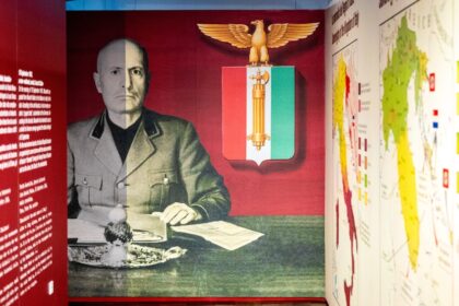 Foule en manifestation illustrant la montée du fascisme, la polarisation politique et la dérive autoritaire dans les démocraties contemporaines.