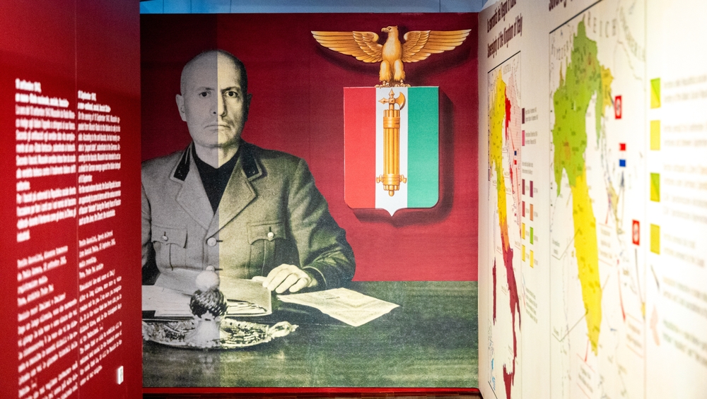 Foule en manifestation illustrant la montée du fascisme, la polarisation politique et la dérive autoritaire dans les démocraties contemporaines.