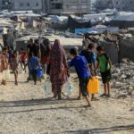 Camions stationnés à un poste de contrôle, illustrant les opérations clandestines de contrebande vers Gaza et les efforts des autorités pour les démanteler.