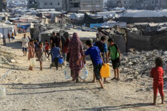 Camions stationnés à un poste de contrôle, illustrant les opérations clandestines de contrebande vers Gaza et les efforts des autorités pour les démanteler.