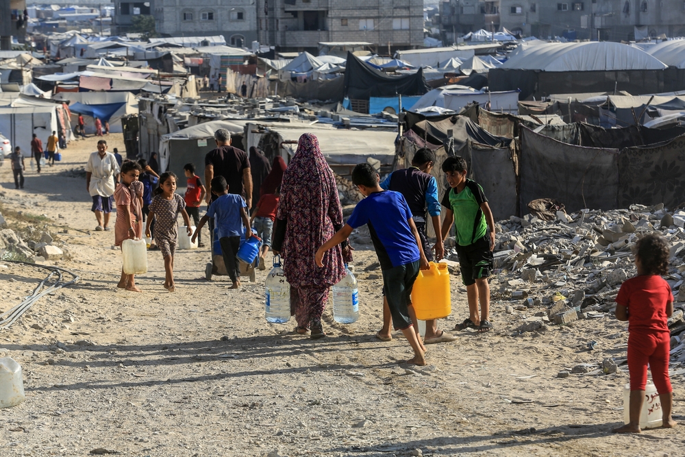 Camions stationnés à un poste de contrôle, illustrant les opérations clandestines de contrebande vers Gaza et les efforts des autorités pour les démanteler.