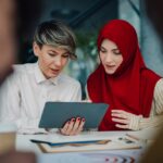 Illustration d’un bâtiment bancaire moderne avec des symboles financiers islamiques, représentant l’ouverture du marché français à de nouveaux acteurs.