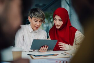 Illustration d’un bâtiment bancaire moderne avec des symboles financiers islamiques, représentant l’ouverture du marché français à de nouveaux acteurs.