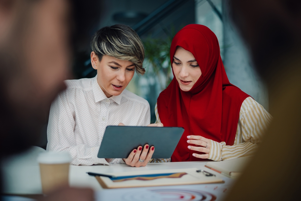Illustration d’un bâtiment bancaire moderne avec des symboles financiers islamiques, représentant l’ouverture du marché français à de nouveaux acteurs.