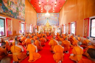 Temple bouddhiste en Thaïlande après l’exclusion de moines testés positifs à la méthamphétamine.