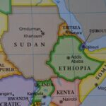 Vue stratégique du détroit de Bab el‑Mandeb et des infrastructures portuaires de Djibouti, illustrant son rôle central dans les routes maritimes mondiales et les rivalités de puissance.